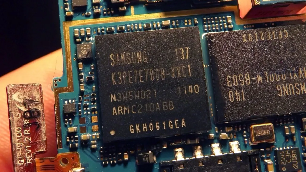 Close-up of an Arm-based Samsung mobile processor package soldered to a smartphone logic board