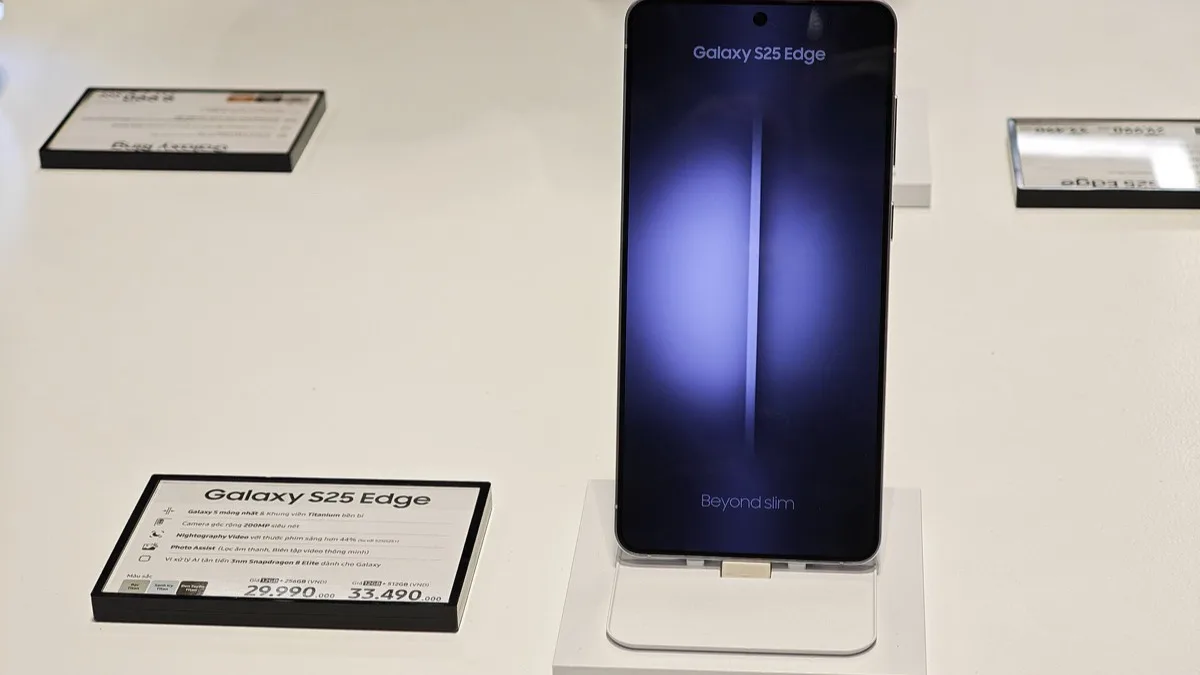 Galaxy S25 Edge on a retail display stand next to its specification card