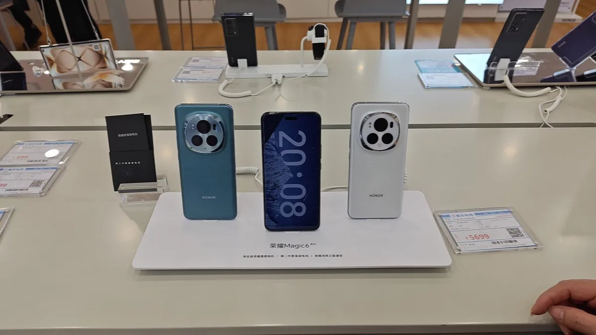 Honor Magic6 series phones on a retail display in China, showing the circular rear camera module of the earlier generation