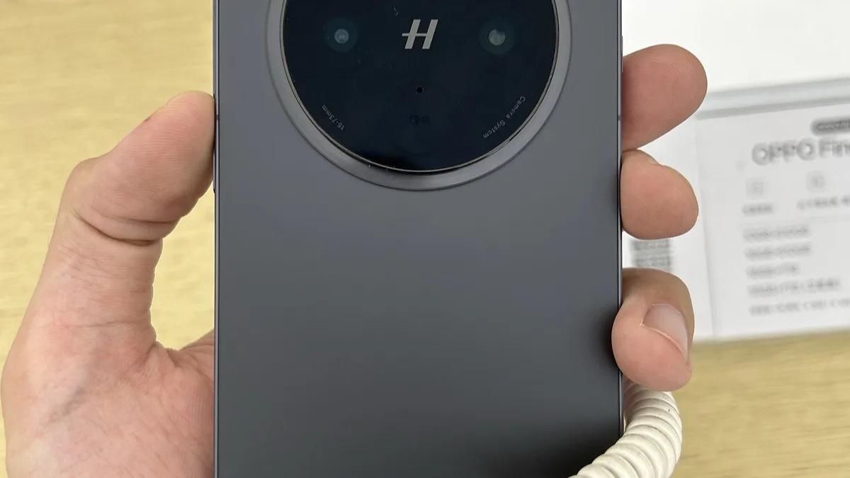 Rear of an OPPO Find-series phone showing the circular Hasselblad-branded camera module