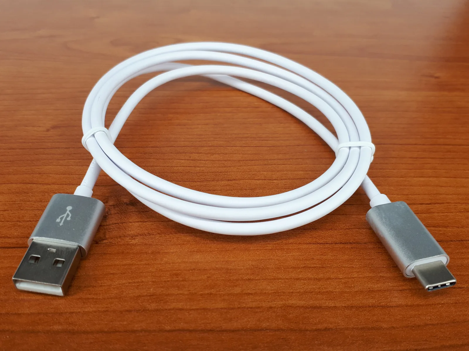 USB-C cable, the wired DualSense connection that cuts Bluetooth input delay on Android