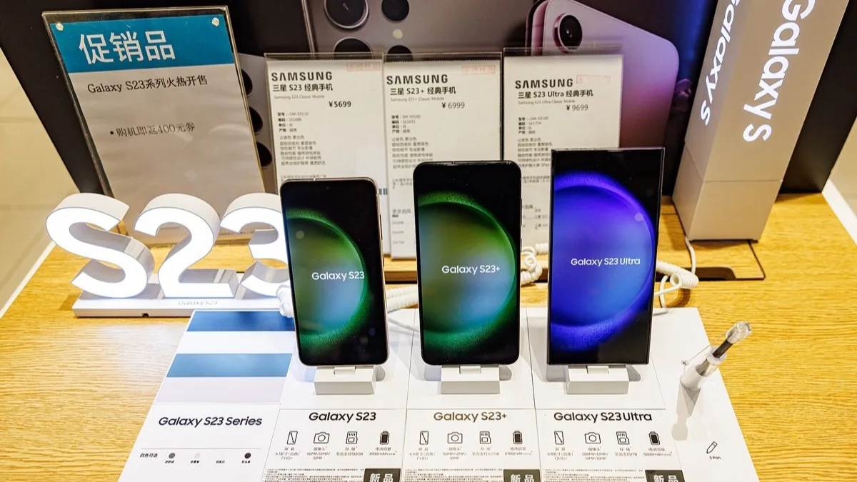 Samsung Galaxy S23, Galaxy S23+ and Galaxy S23 Ultra standing side by side on a store display